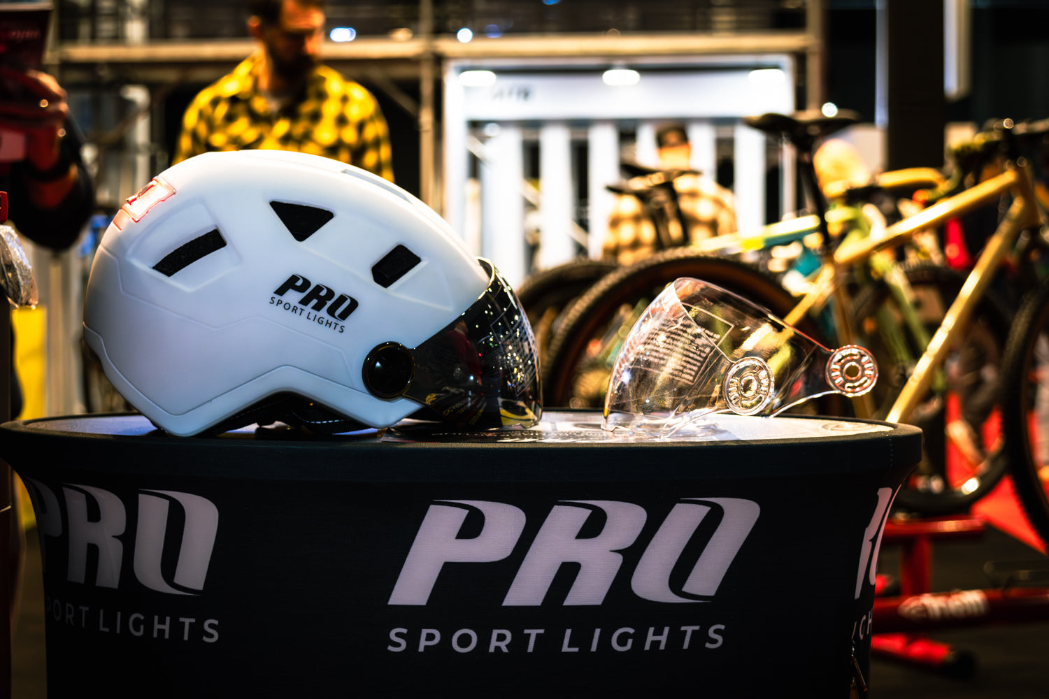 Casque de vélo blanc Pro Sport Lights avec deux visières sur la table de présentation